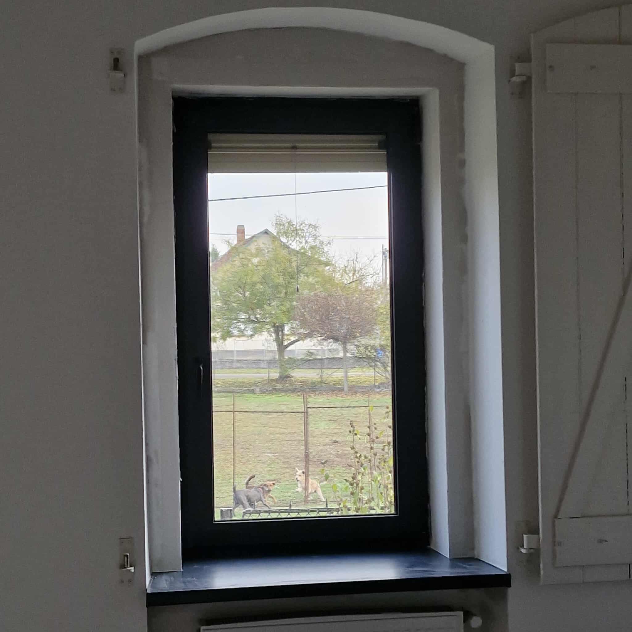 Antracit ablakok cseréje.